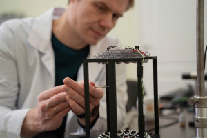 Установка позволяет проводить эксперименты с каплями различных веществ в условиях акустической левитации – когда капельки испытываемых жидкостей просто висят в воздухе, поддерживаемые полем ультразвуковых волн.