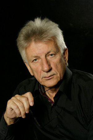 28 января на 77-м году жизни скончался директор и художественный руководитель Молодежного драматического театра Тольятти Коренной Владимир Лукич.