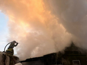 в Кинеле на улице Одесской горит дом на площади 50 квадратных метров