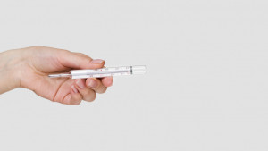 Если вы случайно разбили ртутный термометр, важно правильно организовать процесс нейтрализации ртути, чтобы минимизировать испарение и полностью удалить вещество.