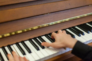 В 2026 году сразу в пяти школах искусств Самары появятся новые музыкальные инструменты благодаря нацпроекту «Семья».