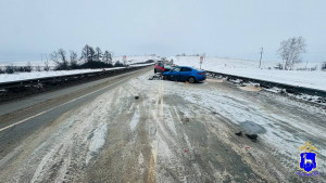 Водители автомобилей и пассажиры Kia - мужчина 1963 года рождения, женщина 1965 года рождения, девушка 2007 года госпитализированы.