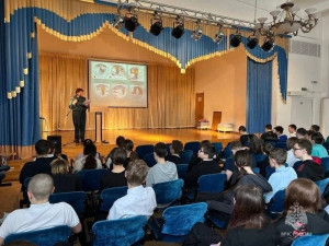 Об опасностях, подстерегающих любителей прогулок по неокрепшему льду, сотрудники МЧС рассказали учащимся самарской школы-интерната "Преодоление".