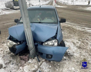 В Самаре автомобилистка врезалась в столб