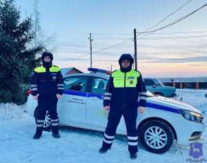 Полицейские в Кошкинском районе оказали помощь водителю автомобиля, застрявшего в сугробе