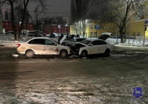 В Октябрьском районе Самары столкнулись три машины, есть пострадавший