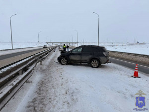 Водитель автомобиля и находившийся в салоне 14-летний мальчик госпитализированы.
