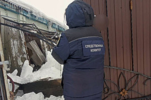 1 февраля в Аткарске 46-летний житель оказался погребен под снегом после обрушения не выдержавшей крыши.