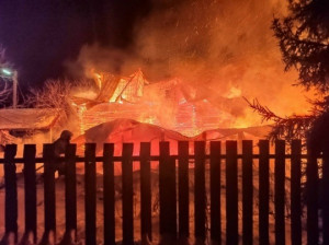 Несколько часов красноярские огнеборцы тушили пожар