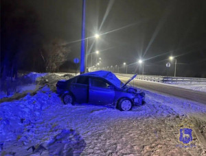 В Волжском районе машину занесло и она врезалась в столб