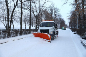 Ежесуточно на уборку самарских дорог, тротуаров и общественных пространств выводили до 500 единиц спецтехники и более 600 рабочих.