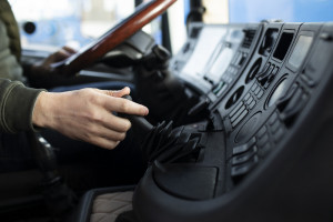 На мосту через реку Сок в Самарской области грузовики тяжелее 36 тонн должны ехать по другим федеральным и региональным дорогам в объезд моста.