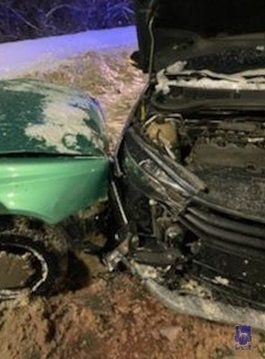 В Железнодорожном районе Самары машина врезалась в стоящий автомобиль, а тот - в 18-летнего пешехода