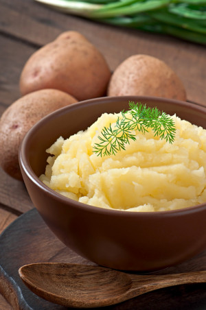 Россиянами необходимо готовить и есть пищу из простых ингредиентов, чтобы не столкнуться с ожирением,. сообщил врач Александр Мясников 3 февраля.