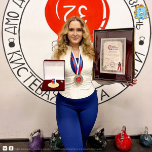 Сызранская спортсменка получила сертификат и медаль от Книги рекордов России за рекорд в дисциплине кистевая тяга гири.