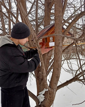 В 2025 году школьные лесничества региона вновь соревновались в конкурсе по изготовлению кормушек для птиц. Ребята создают их своими руками, уделяя особое внимание деталям, чтобы пернатым гостям было максимально удобно и комфортно.