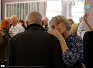 Двери Дворца 4 февраля распахнулись для самых преданных друзей — любителей танцев, которые на протяжении многих лет составляют его живую, пульсирующую душу.