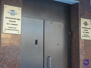 В Самаре мужчина совершал покупки за чужой счет