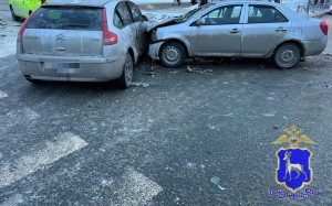 В Самаре автомобилистка врезалась в машину, которая ехала на зеленый