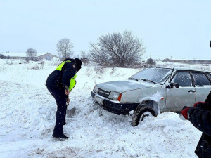 Сотрудники Госавтоинспекции Самарской области пришли на помощь мужчине, попавшему в трудную ситуацию на дороге