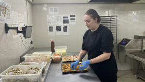 В месяц здесь готовят и продают около 20 тысяч пицц. Компания постоянно работает над автоматизацией производства, чтобы максимально оптимизировать процесс готовки. 