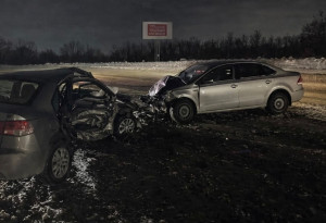 Водители двух автомобилей и девушка-пассажир госпитализированы.
