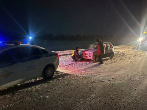 На 346 километре трассы P-241 сотрудники ГАИ Елховскому району заметили стоящий на обочине автомобиль с включённой аварийной сигнализацией.