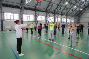 В новом ФОКе «Чемпион» под руководством тренеров по месту жительства проходят тренировки по баскетболу, волейболу, футболу, ушу и настольному теннису.
