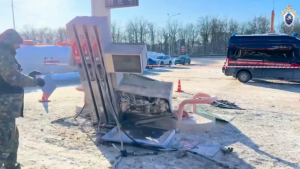 Горящий автомобиль врезался в заправочную колонку, рядом с ней находился 27-летний водитель другого автомобиля, который пострадал и был госпитализирован.