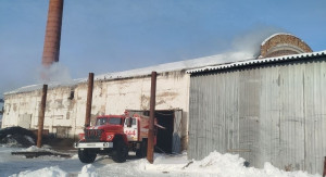 В 15:45 – объявлена ликвидация открытого горения. Огнеборцы продолжают работать на месте пожара. Пострадавших и погибших, к счастью, нет.