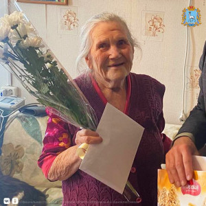 Надежда Дмитриевна окружена теплотой и заботой своей большой и дружной семьи. Двое дочерей, двое внуков и четверо правнуков – это ее главное богатство и безмерная гордость.