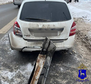 19-летний водитель в Сызрани врезался в стоящий автомобиль, пострадала женщина