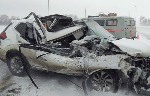 Пассажирка была заблокирована в салоне аварийного автомобиля. Потребовалась помощь спасателей.