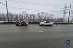 В Куйбышевском районе Самары столкнулись легковушка и трактор