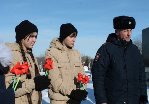 Занятие прошло на городской Аллее Славы. Здесь среди прочих героев Чапаевска похоронен воин-интернационалист, полковник милиции в отставке Виктор Киргинцев.