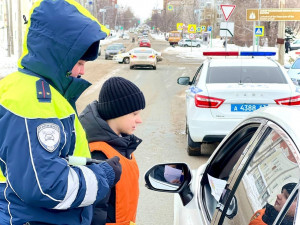 Сотрудники ГАИ Сызрани вместе с ЮИД и «Родительским патрулём» провели профилактическое мероприятие на одном из аварийно-опасных перекрёстков города.