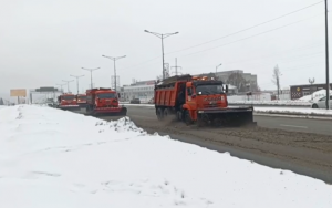 Дорожные службы круглосуточно патрулируют региональную сеть, выполняя очистку проезжей части и обработку покрытия противогололедными материалами.