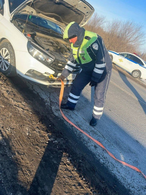Госавтоинспекторы Большеглушицкого района помогли водителю, оказавшемуся в сложной ситуации на дороге