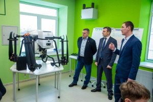 В рамках рабочего визита в Исаклинский район депутаты Самарской Губдумы посетили ключевые социальные объекты муниципалитета.