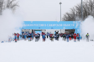 Дети, юноши и девушки, мужчины и женщины встали на лыжи в массовом забеге на 3 км и спортивных забегах на 5 и 10 км.