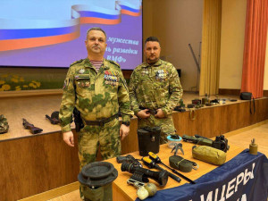 Администрация школы, педагоги и ученики после урока мужества пригласили ветеранов СВО в музей Соловецких юнг.