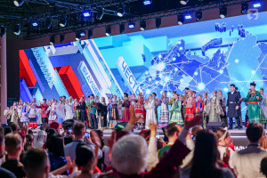 Ежегодно федеральный просветительский марафон Знание.Первые охватывает разные регионы России, открывая новые возможности для молодежи в десятках городов.