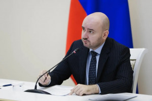 На федеральной автодороге в районе села Черноречье в результате аварии из нефтевоза разлилась сырая нефть на площади 250 кв. метров.