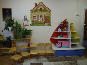 В конце января помещения дошкольного учреждения пострадали в результате аварии на сетях отопления в квартире этажом выше, в результате инцидента в одном из них намокли и пришли в негодность подвесные панели потолка.