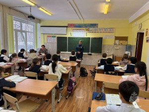 В преддверии Дня защитника Отечества в школе № 33 города Самары для учеников провели познавательный урок, посвящённый основам безопасности жизнедеятельности.