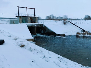 Главная задача — стабилизировать сооружение до начала весеннего паводка. Завершение капремонта запланировано на конец ноября 2026 года.