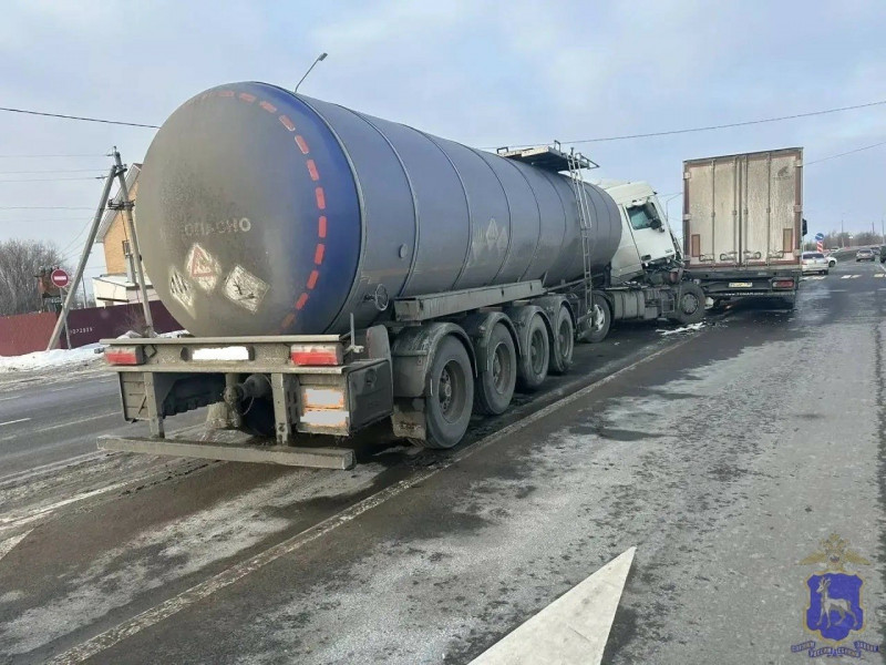На автодороге «Самара-Новокуйбышевск» в Волжском районе столкнулись двуа грузоввика