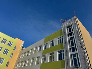 Ввод в эксплуатацию учебного заведения запланирован в мае-июне текущего года.