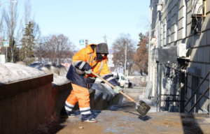 С начала текущей недели для безопасности автомобилистов и пешеходов городские службы израсходовали порядка 500 тонн галита и песко-соляной смеси.