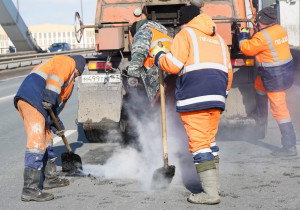 Первые работы в этом сезоне начались в Волжском районе. Литой асфальтобетон — горячая смесь с повышенным содержанием битума.
